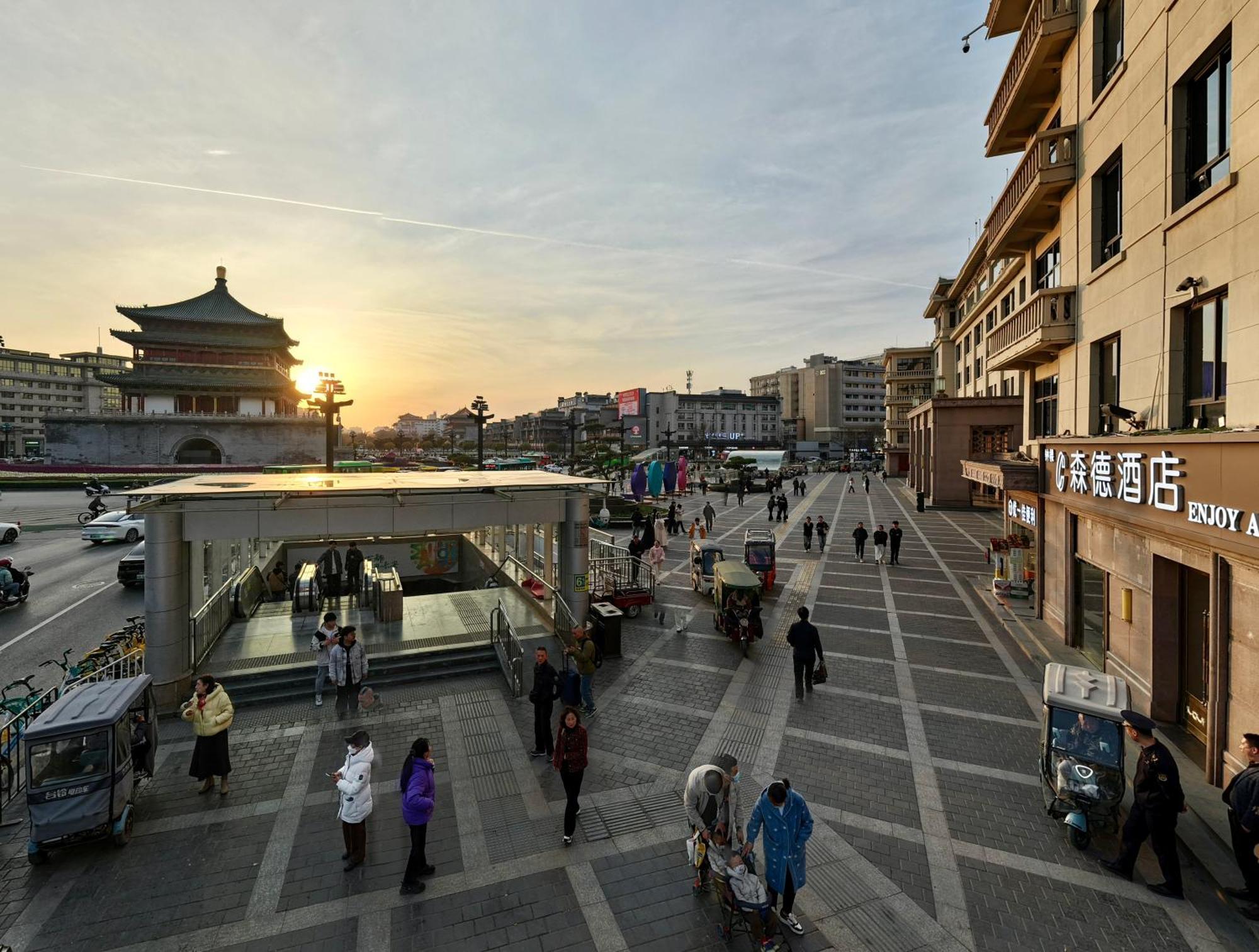 Center Hotel Xi'An Bell Tower Exterior photo